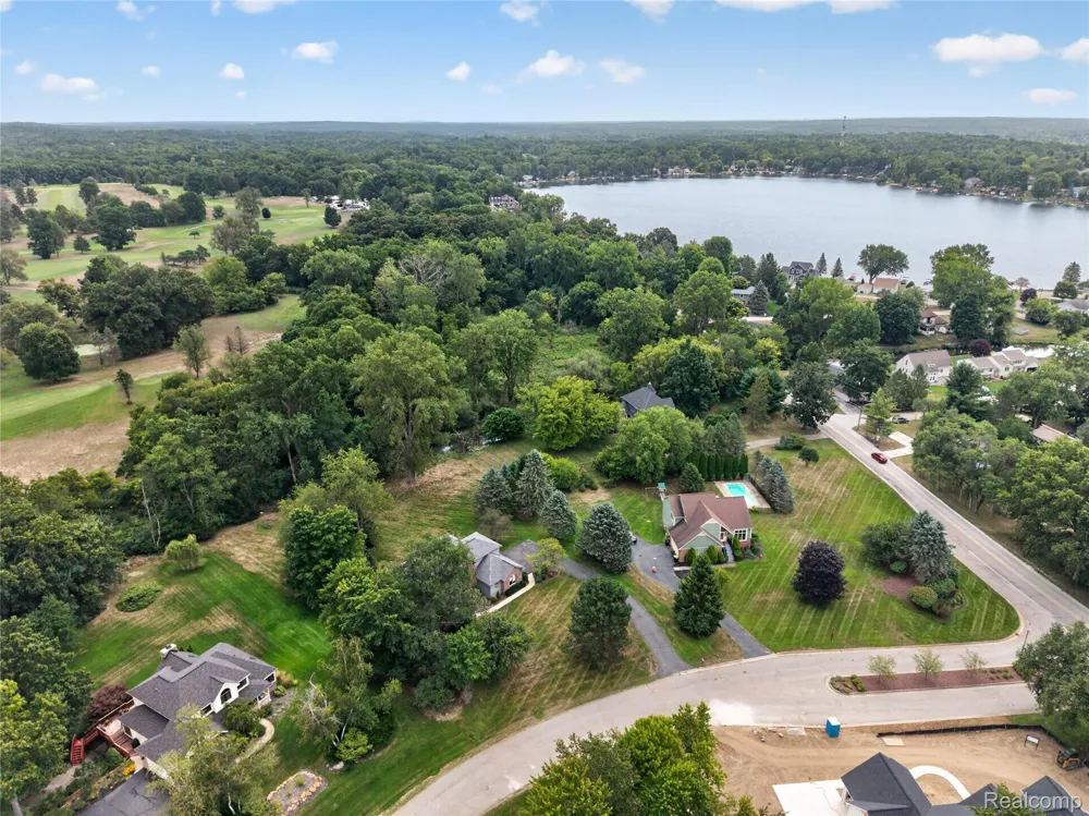 8805 Pebble Creek Drive Hamburg Township, MI 48169
