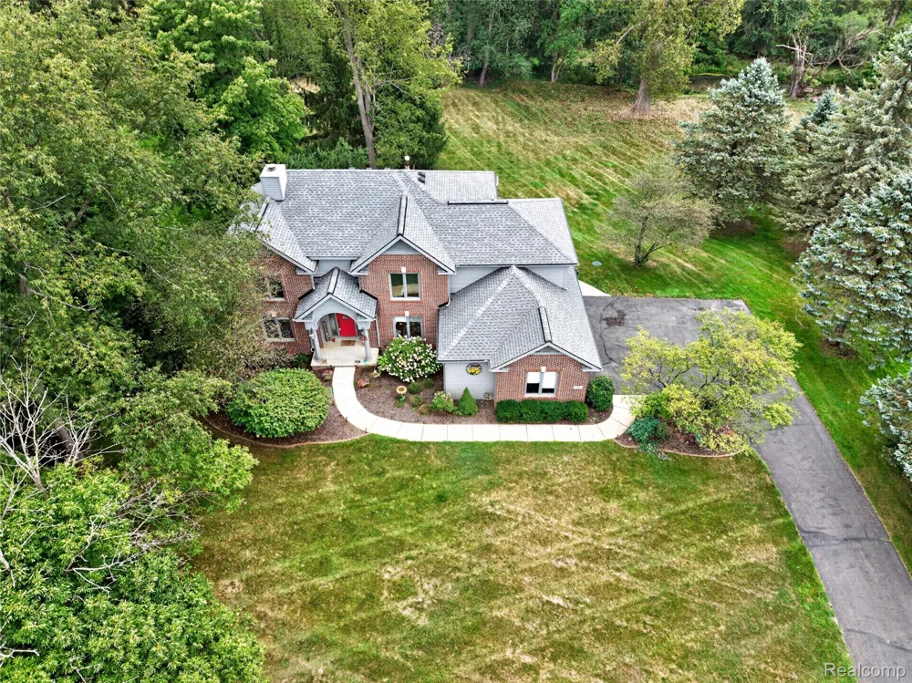 8805 Pebble Creek Drive Hamburg Township, MI 48169