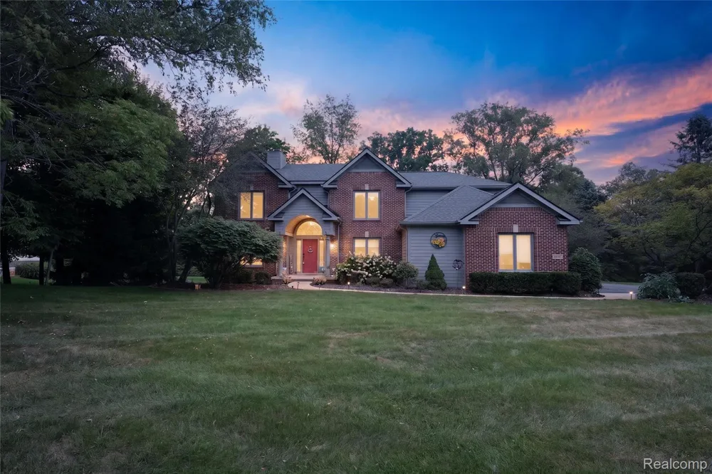 8805 Pebble Creek Drive Hamburg Township, MI 48169