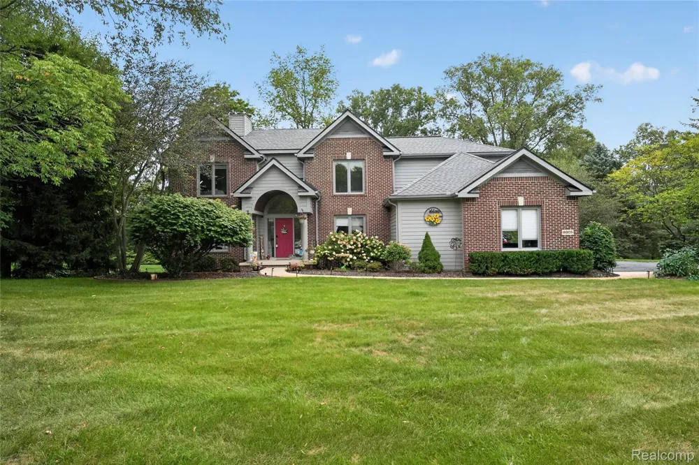 8805 Pebble Creek Drive Hamburg Township, MI 48169