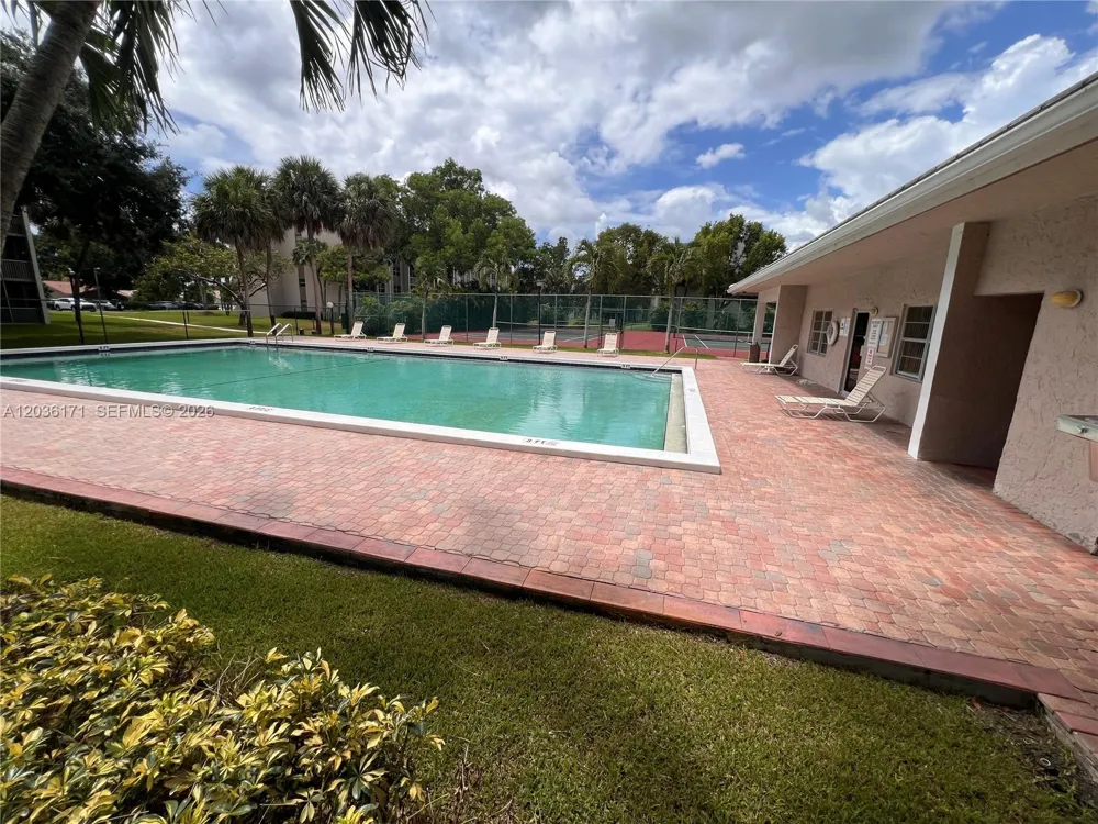 1075 Riverside Dr #505 Coral Springs, FL 33071