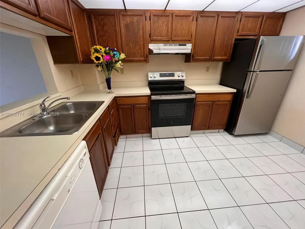 1075 Riverside Dr #505 Coral Springs, FL 33071