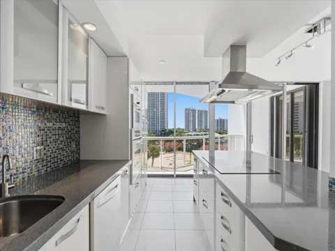 3610 Yacht Club Dr #702