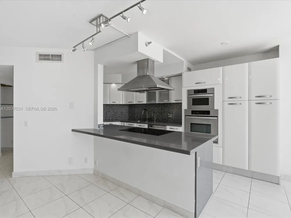 3610 Yacht Club Dr #702 Aventura, FL 33180