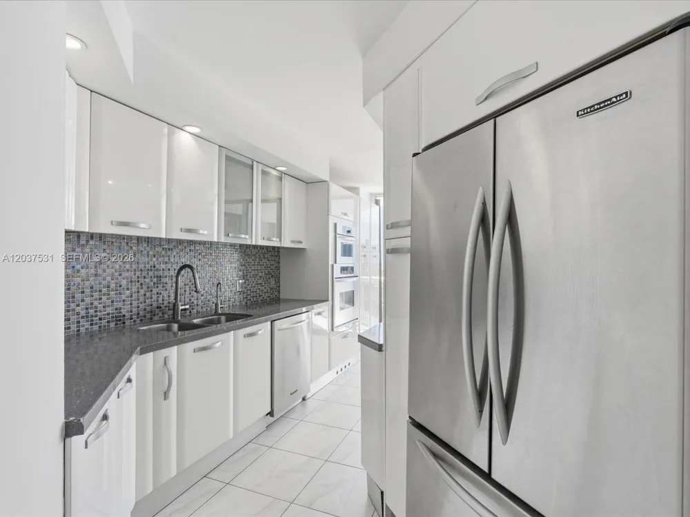 3610 Yacht Club Dr #702 Aventura, FL 33180