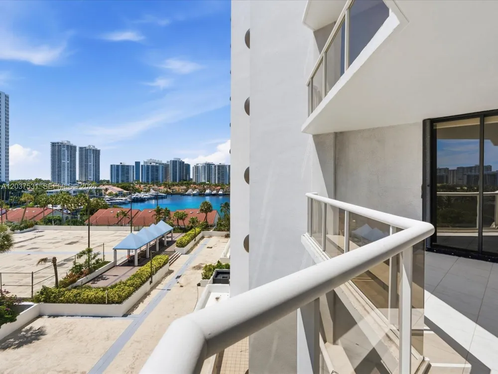 3610 Yacht Club Dr #702 Aventura, FL 33180
