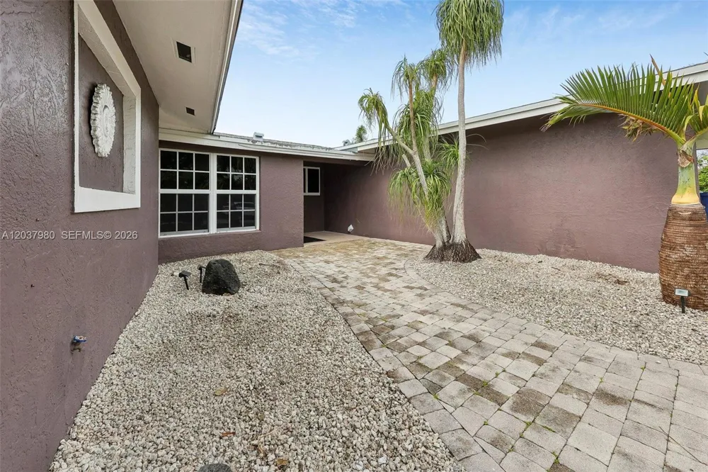 2100 NE 24th St Wilton Manors, FL 33305
