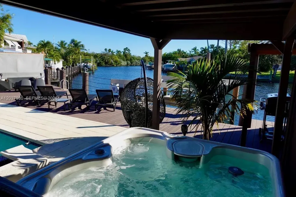 2100 NE 24th St Wilton Manors, FL 33305