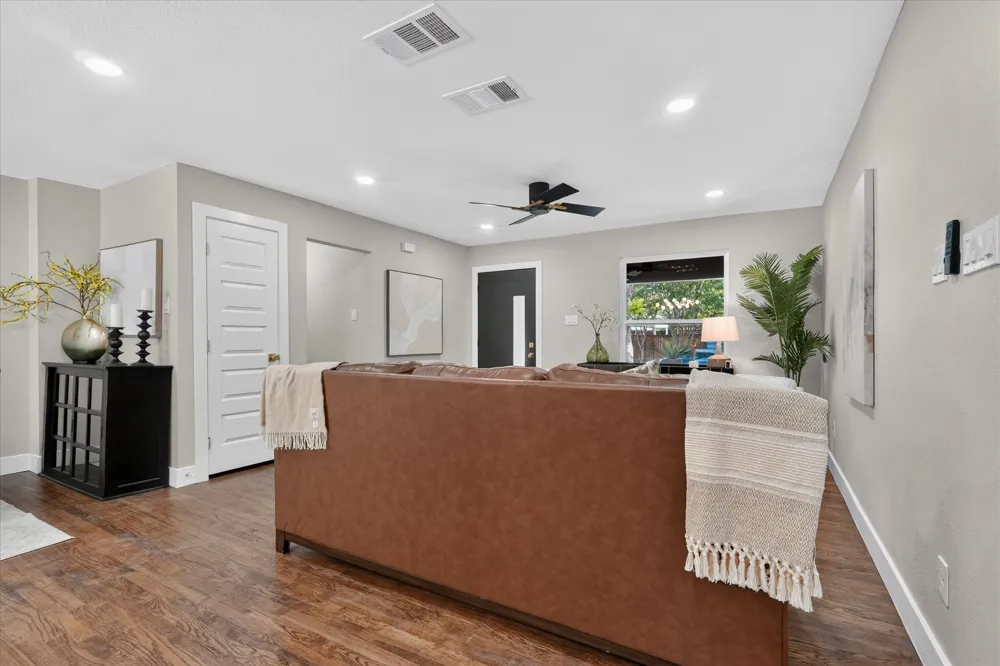 2208 Springhill Drive Dallas, TX 75228