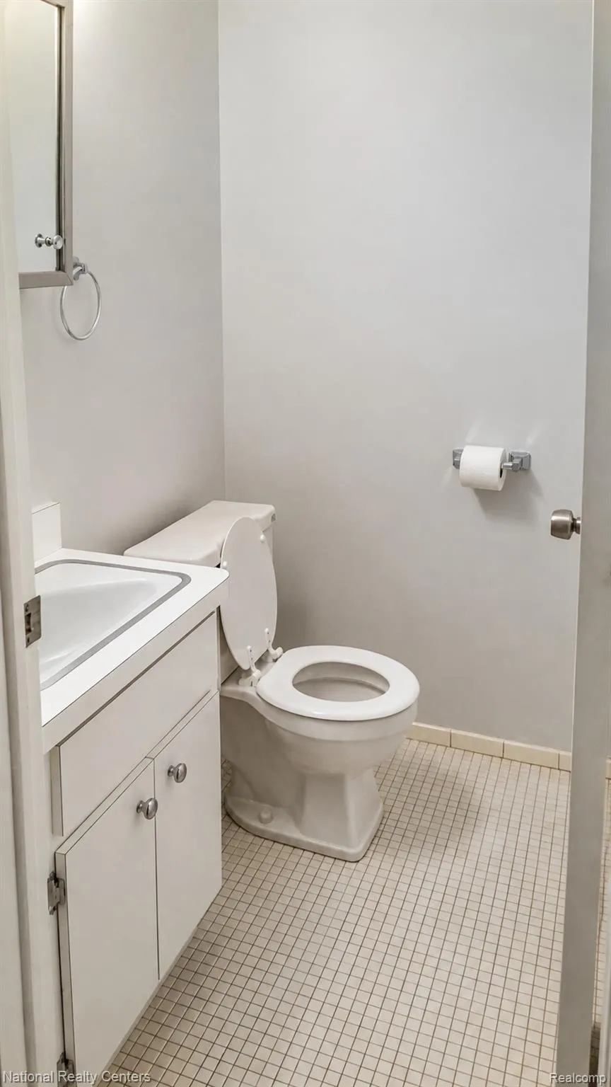 8697 KENNEDY CIRCLE #1 Warren City, MI 48093