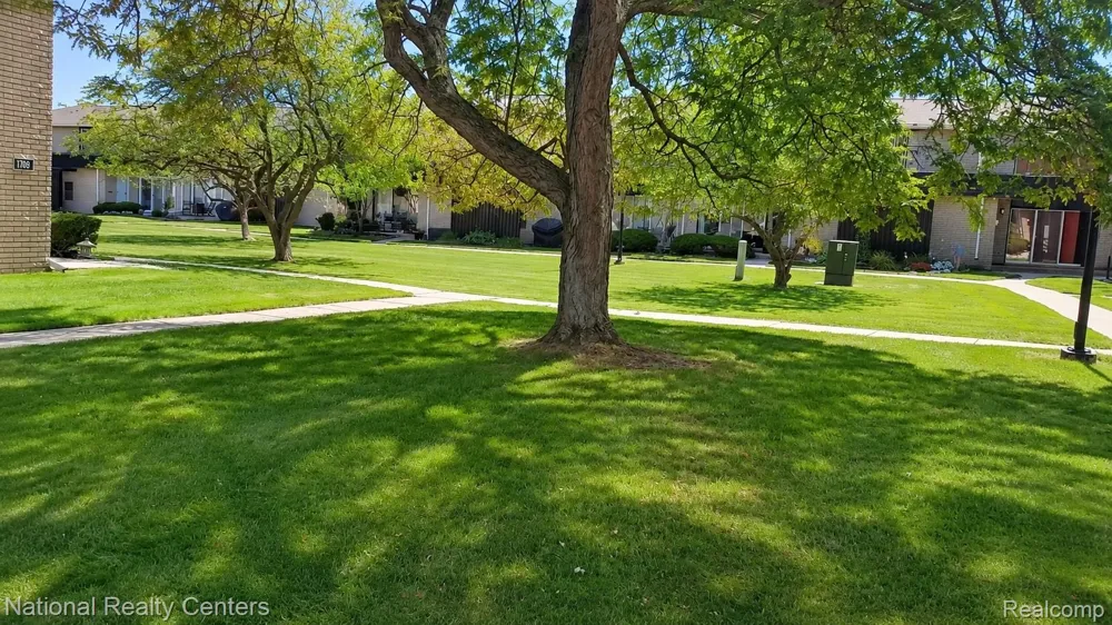8697 KENNEDY CIRCLE #1 Warren City, MI 48093