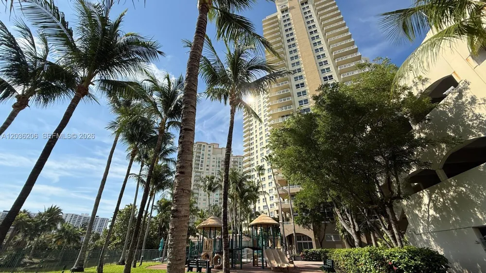 19501 W Country Club Dr #1212 Aventura, FL 33180