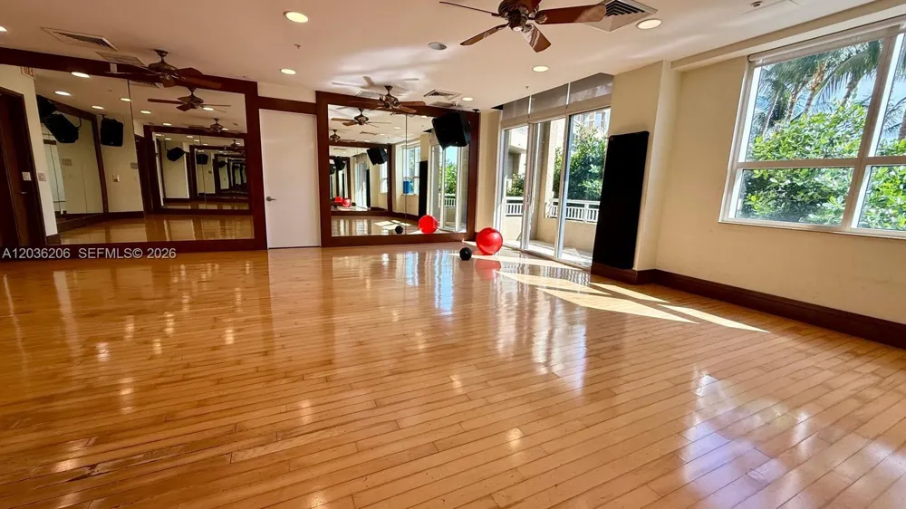 19501 W Country Club Dr #1212 Aventura, FL 33180