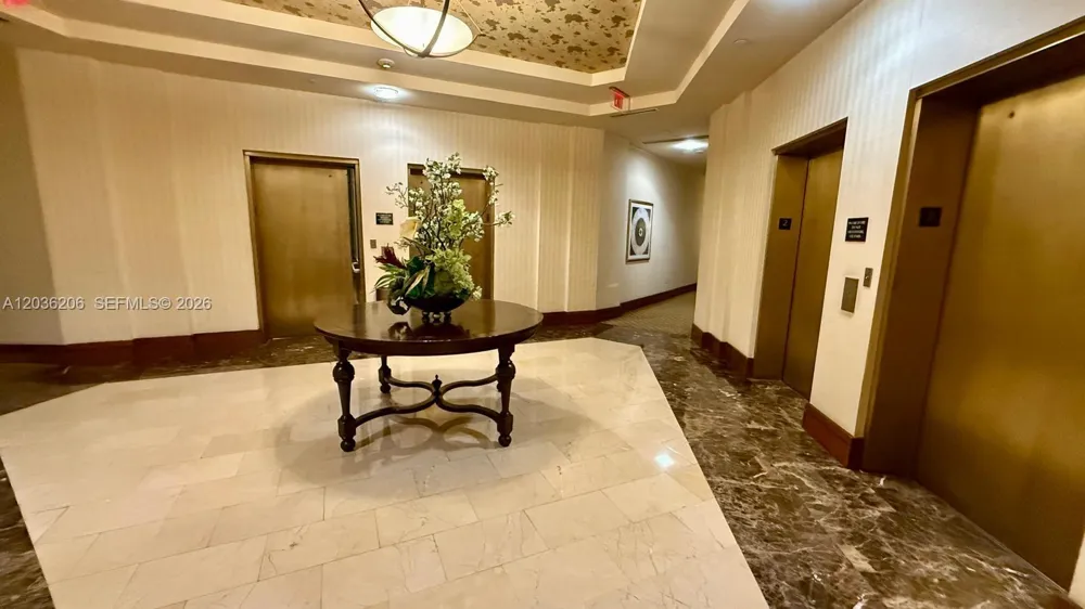 19501 W Country Club Dr #1212 Aventura, FL 33180