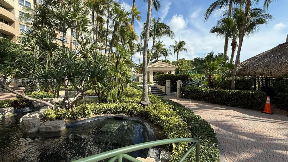 19501 W Country Club Dr #1212 Aventura, FL 33180