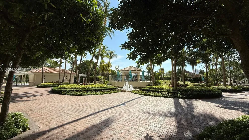 19501 W Country Club Dr #1212 Aventura, FL 33180