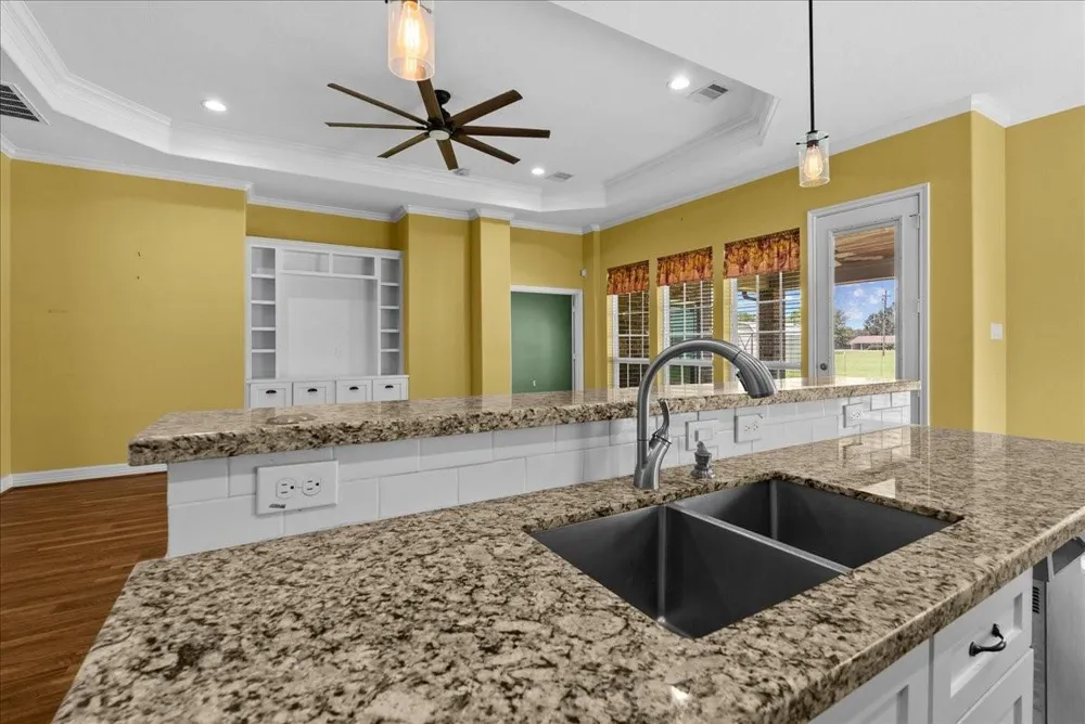 607 Oak Street Anahuac, TX 77514