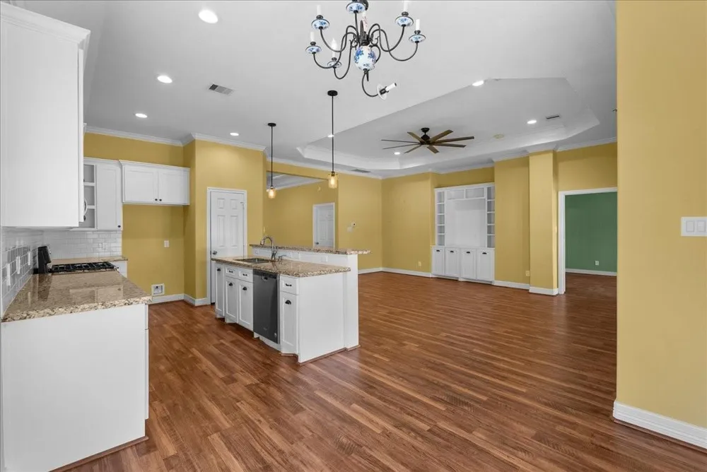 607 Oak Street Anahuac, TX 77514