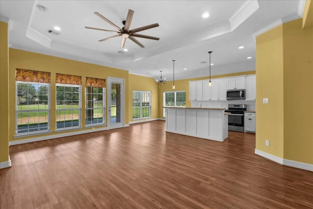 607 Oak Street Anahuac, TX 77514