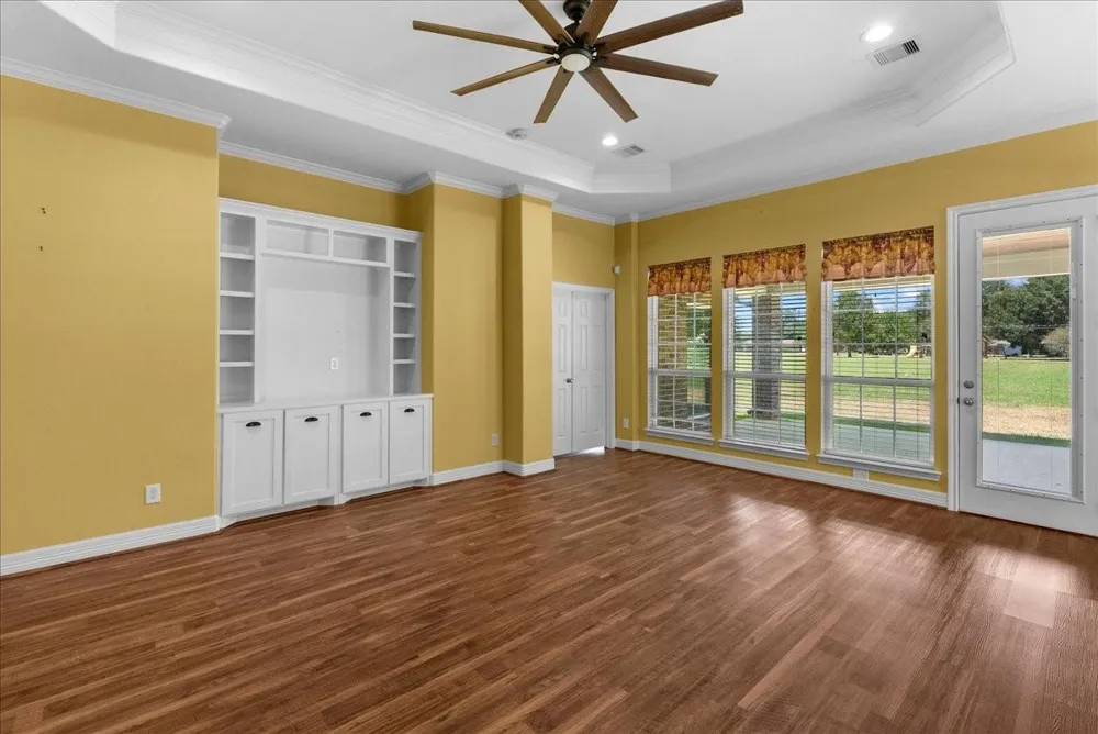 607 Oak Street Anahuac, TX 77514