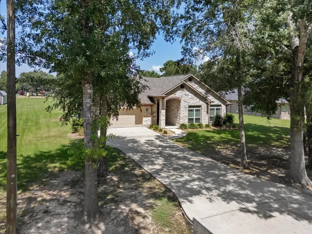 607 Oak Street Anahuac, TX 77514