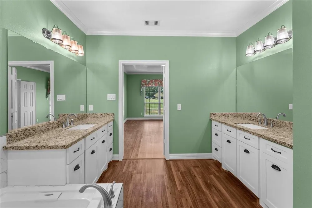 607 Oak Street Anahuac, TX 77514