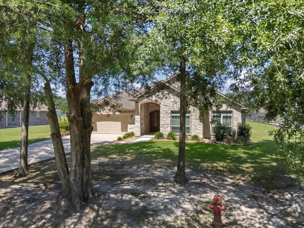 607 Oak Street Anahuac, TX 77514