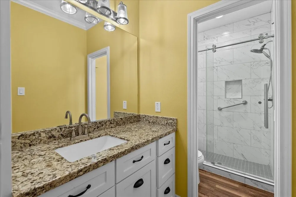 607 Oak Street Anahuac, TX 77514