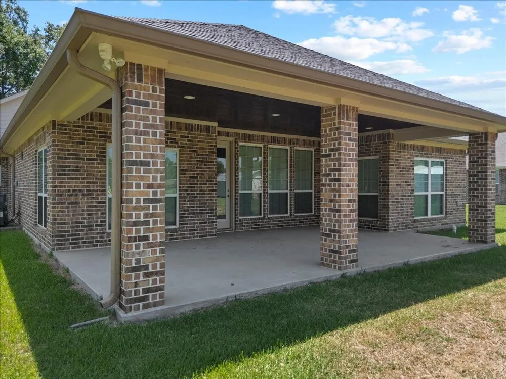 607 Oak Street Anahuac, TX 77514