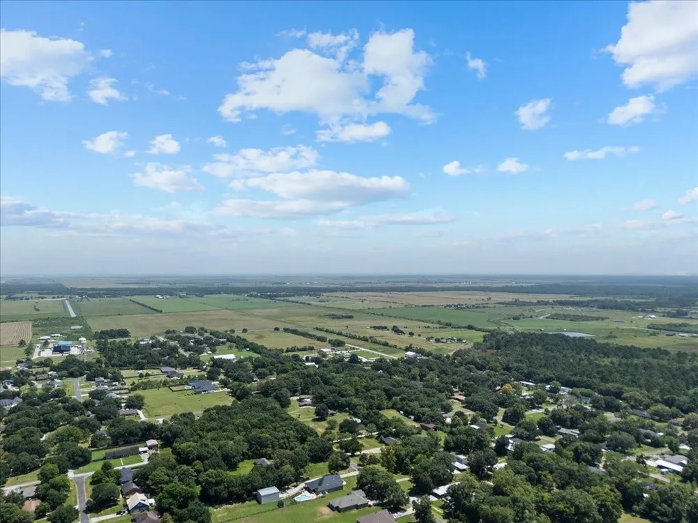 607 Oak Street Anahuac, TX 77514