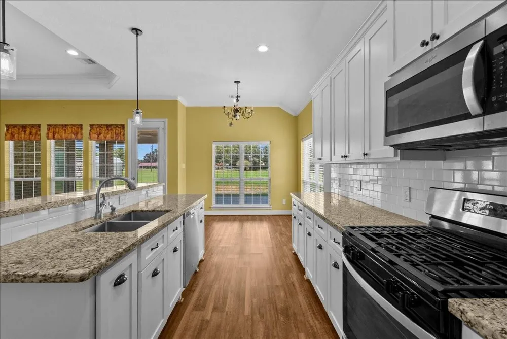 607 Oak Street Anahuac, TX 77514