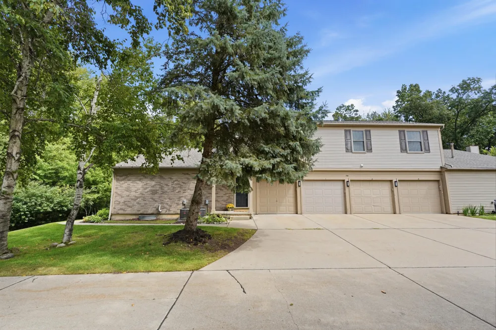 240 Pine Tree Ridge Drive #4 Waterford, MI 48327