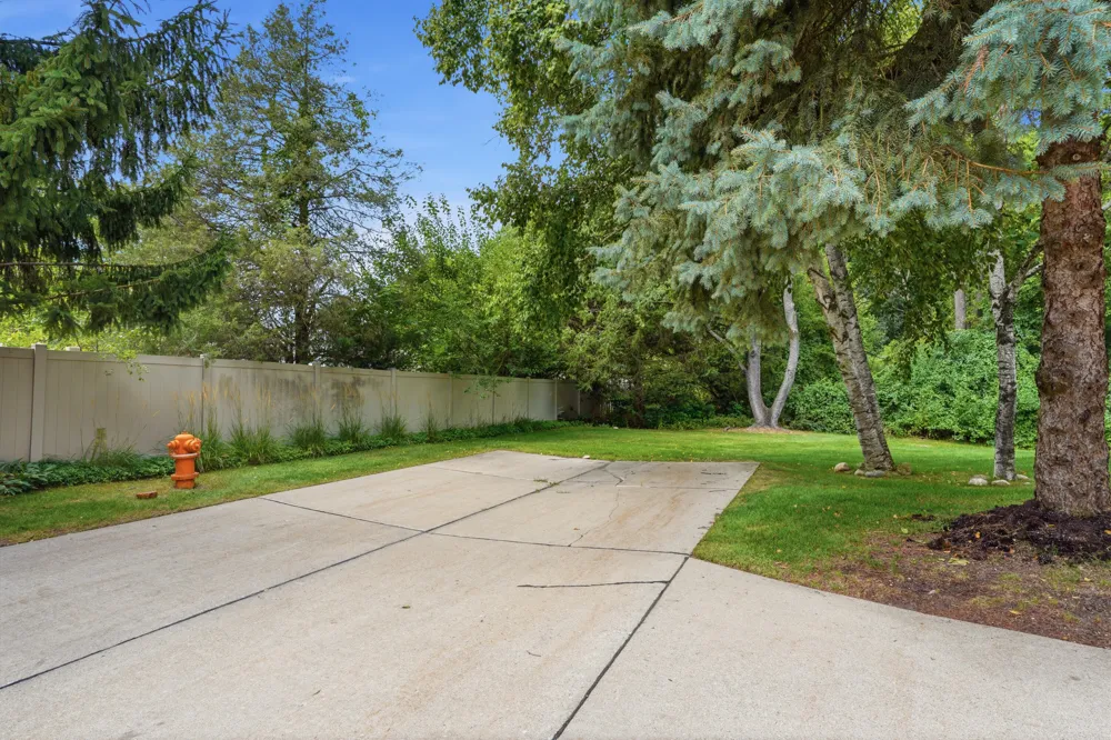 240 Pine Tree Ridge Drive #4 Waterford, MI 48327
