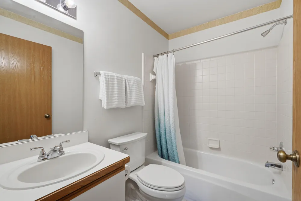 240 Pine Tree Ridge Drive #4 Waterford, MI 48327