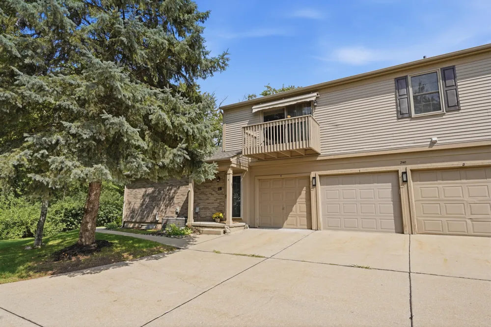 240 Pine Tree Ridge Drive #4 Waterford, MI 48327