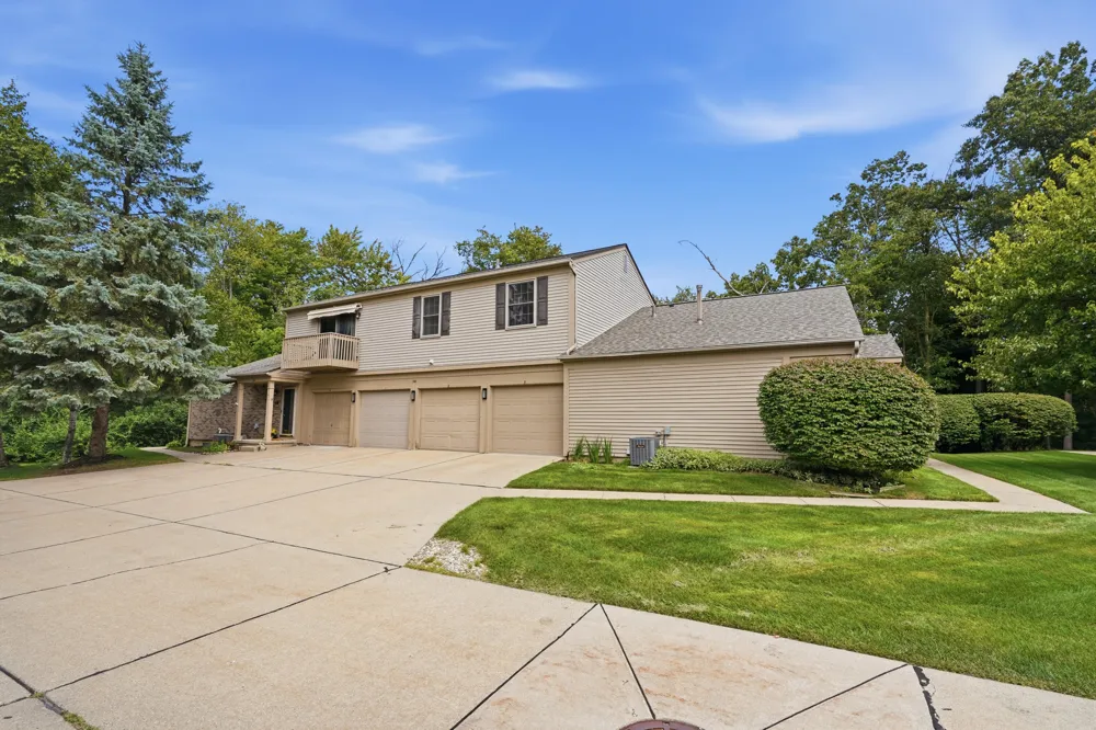240 Pine Tree Ridge Drive #4 Waterford, MI 48327