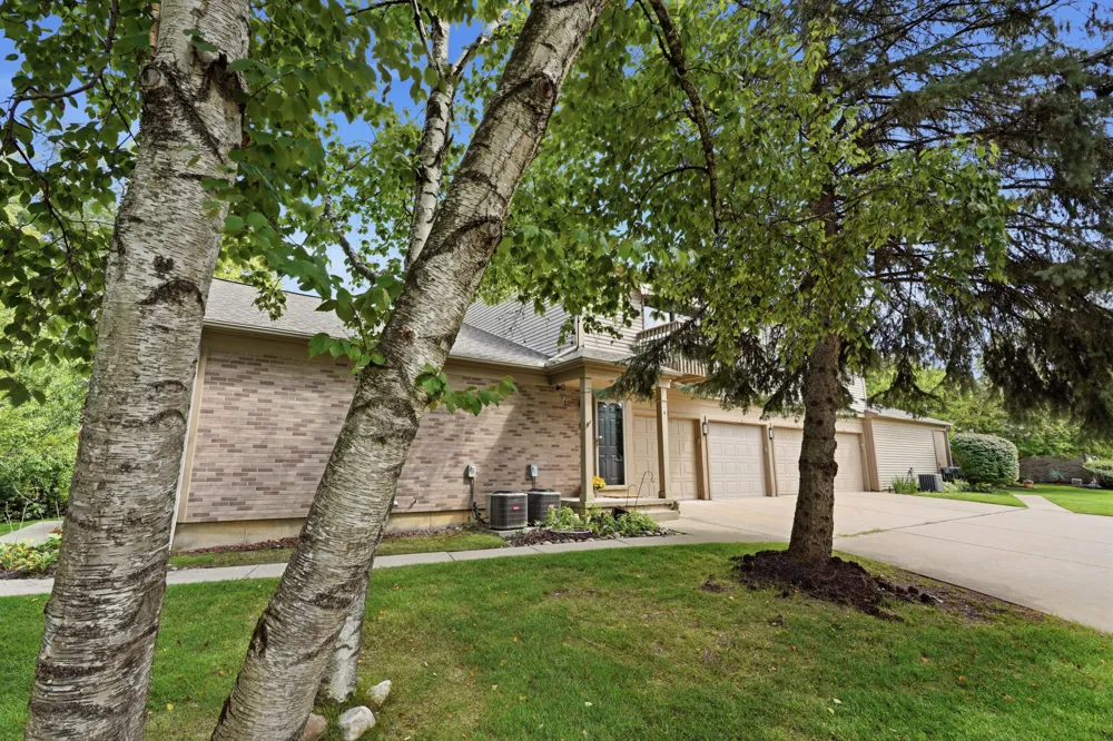 240 Pine Tree Ridge Drive #4 Waterford, MI 48327