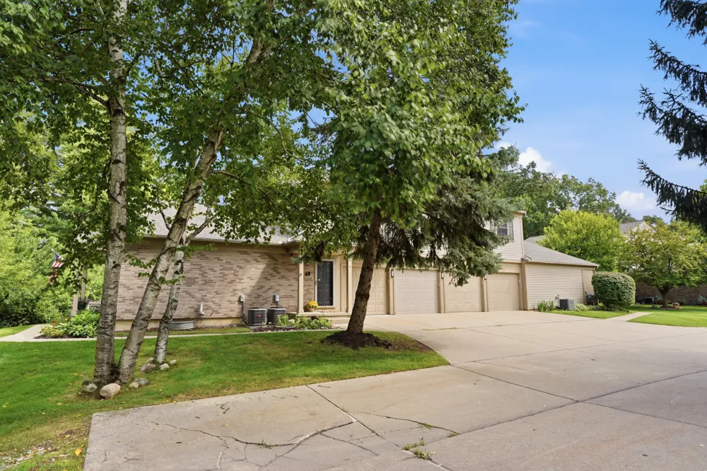 240 Pine Tree Ridge Drive #4 Waterford, MI 48327