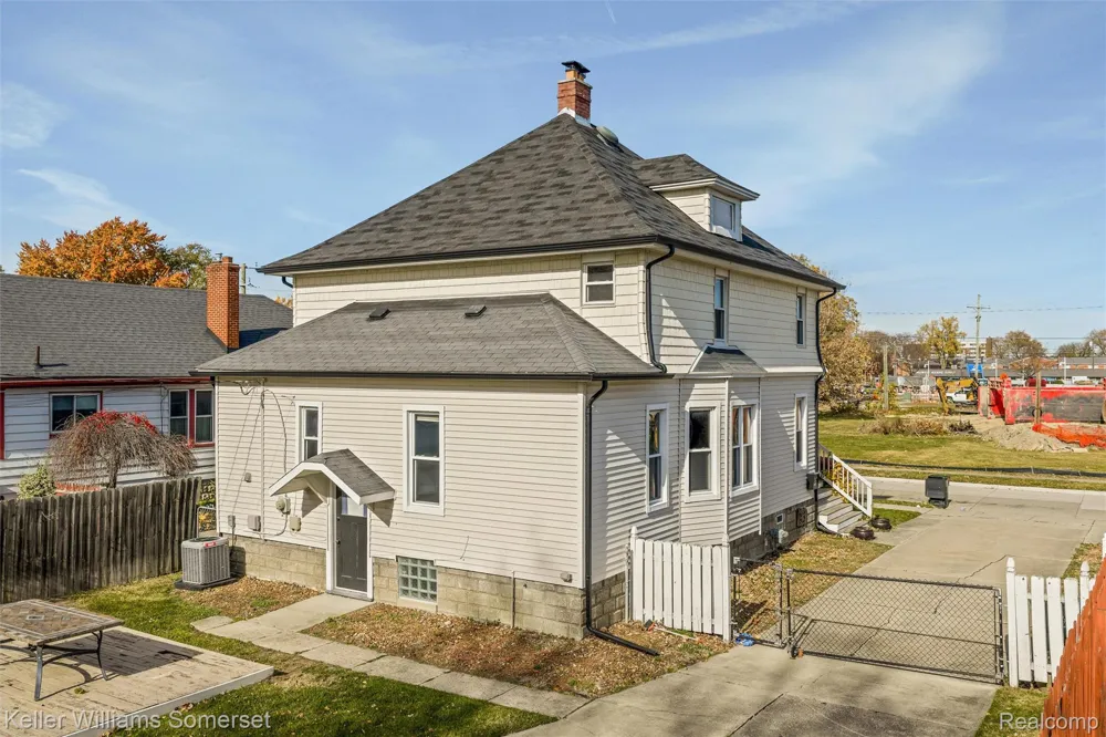 22816 Ridgeway Street St Clair Shores City, MI 48080