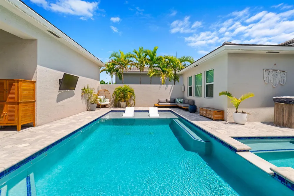 4560 ESTATES CIRCLE 