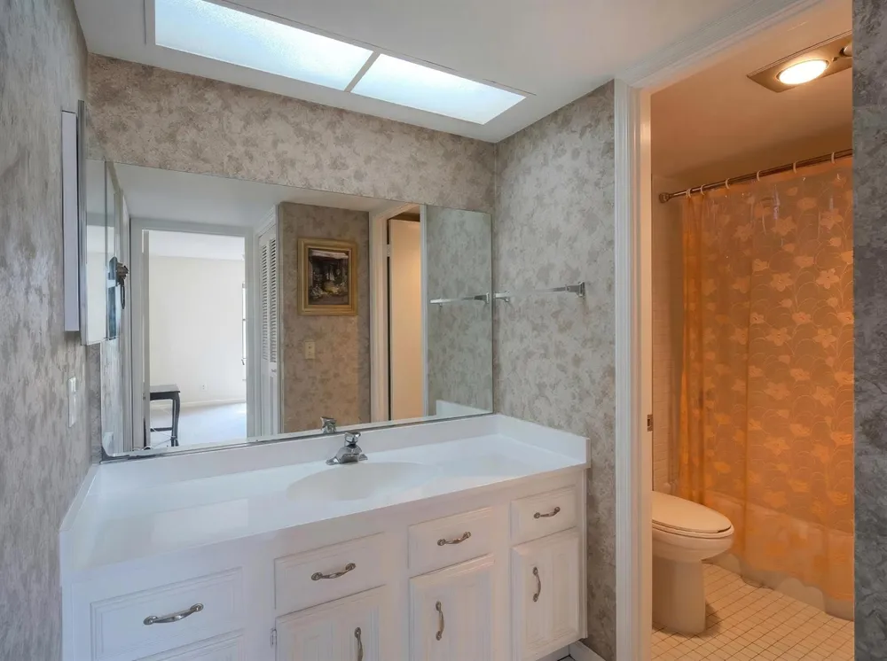 5390 Woodland Lakes Drive #104 Palm Beach Gardens, FL 33418