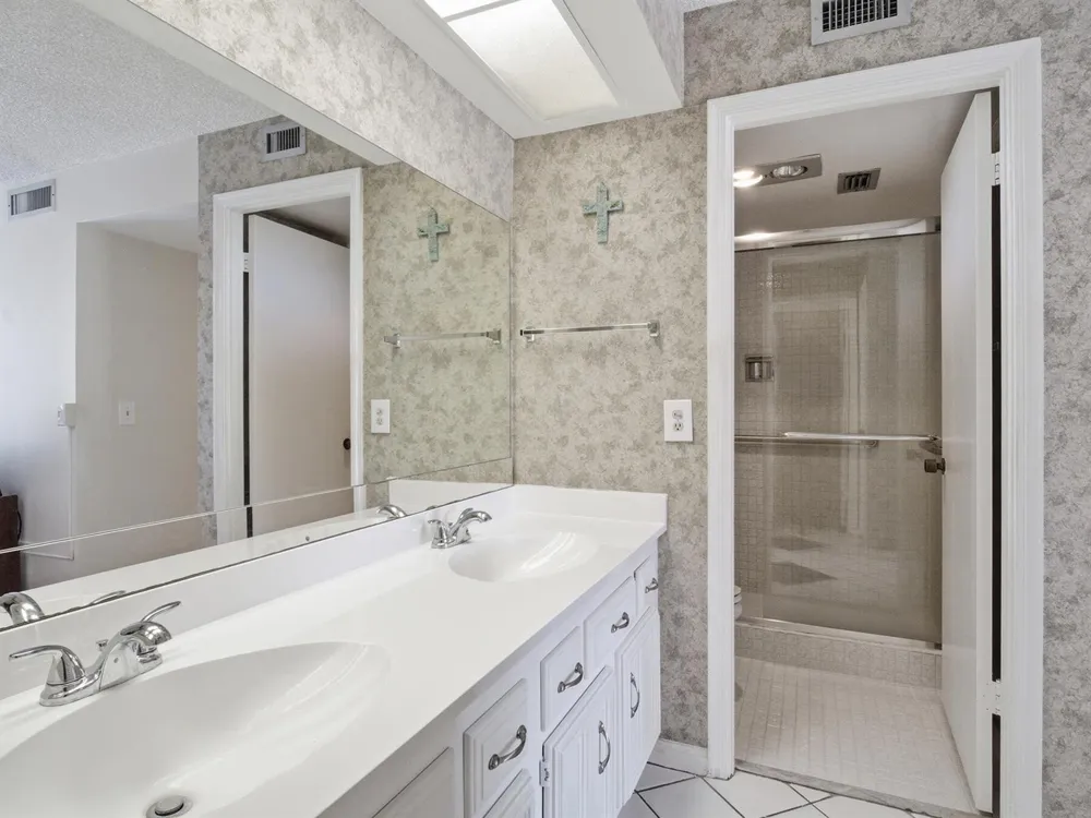 5390 Woodland Lakes Drive #104 Palm Beach Gardens, FL 33418