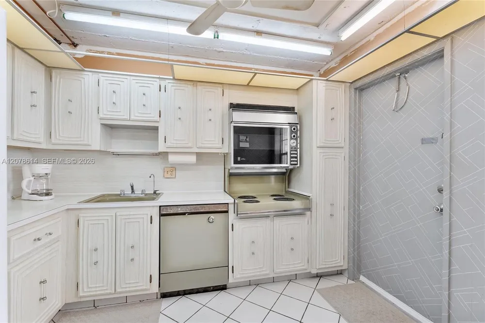 2661 S Course Dr #805 Pompano Beach, FL 33069