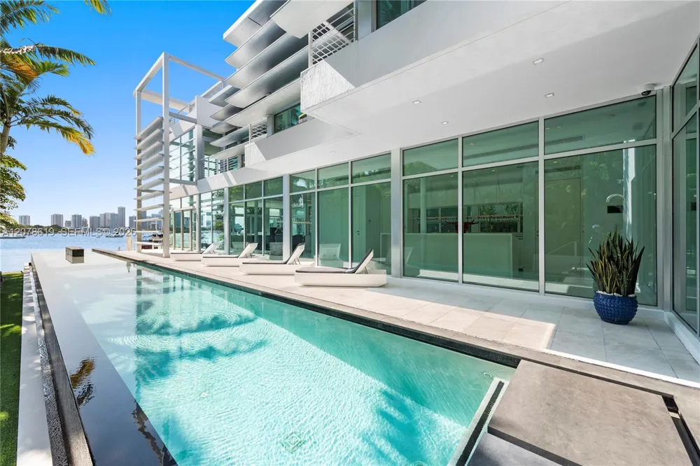 440 S Hibiscus Dr Miami Beach, FL 33139