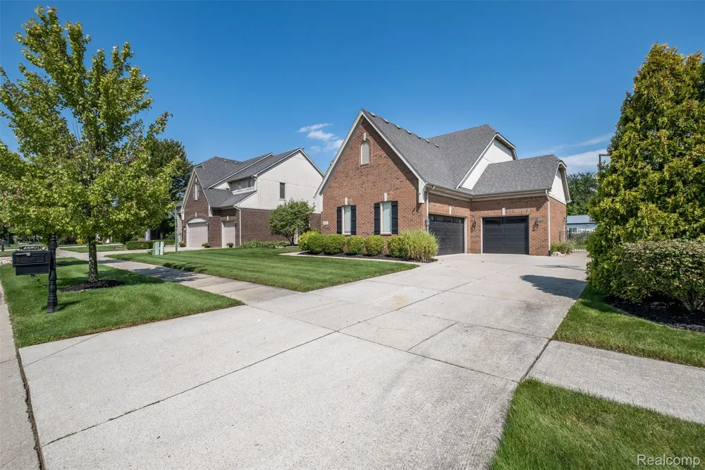 48850 Austrian Pine Drive Macomb Township, MI 48044