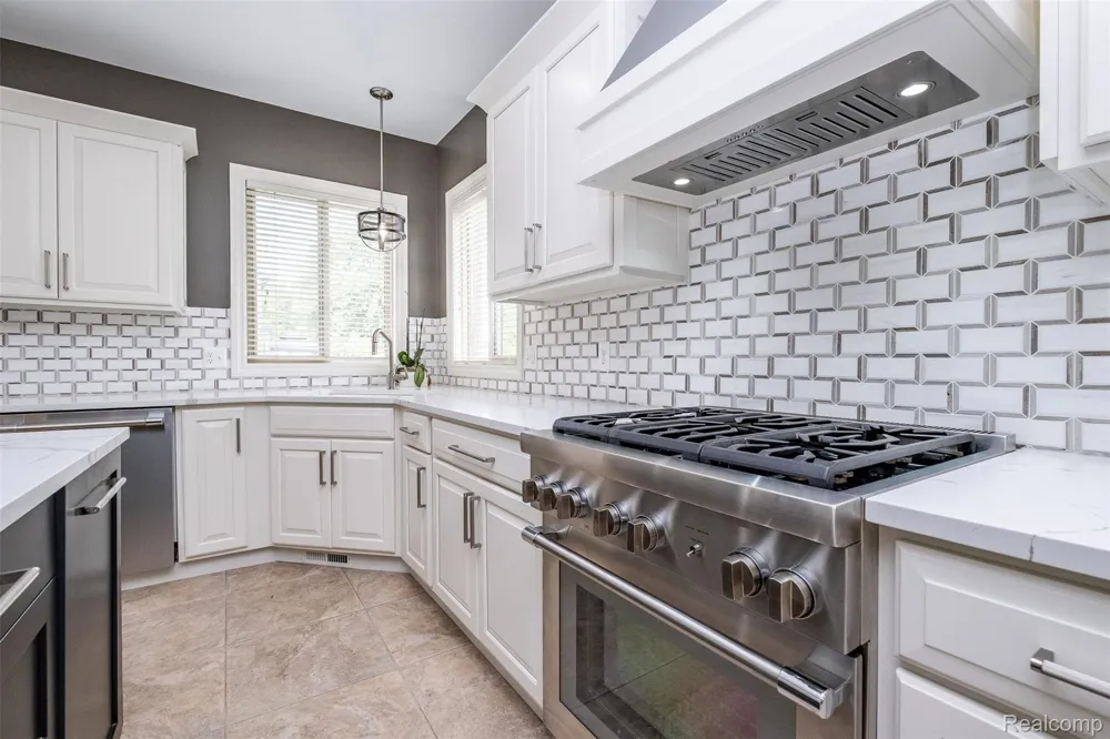 48850 Austrian Pine Drive Macomb Township, MI 48044