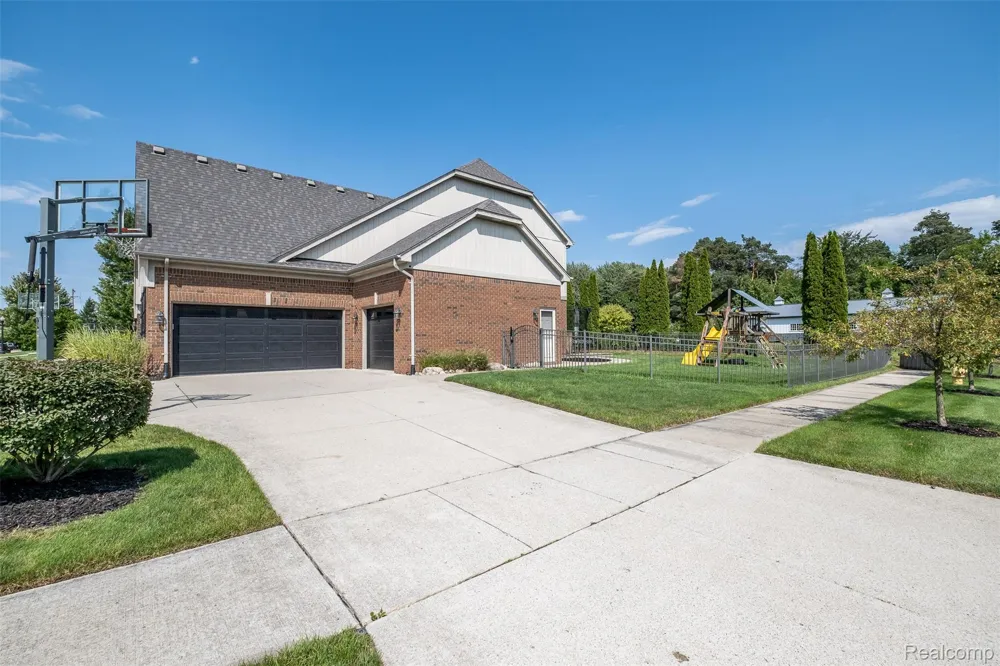 48850 Austrian Pine Drive Macomb Township, MI 48044