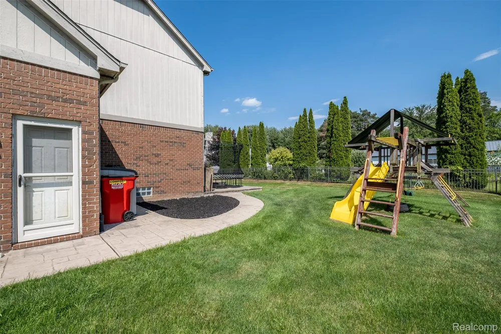 48850 Austrian Pine Drive Macomb Township, MI 48044