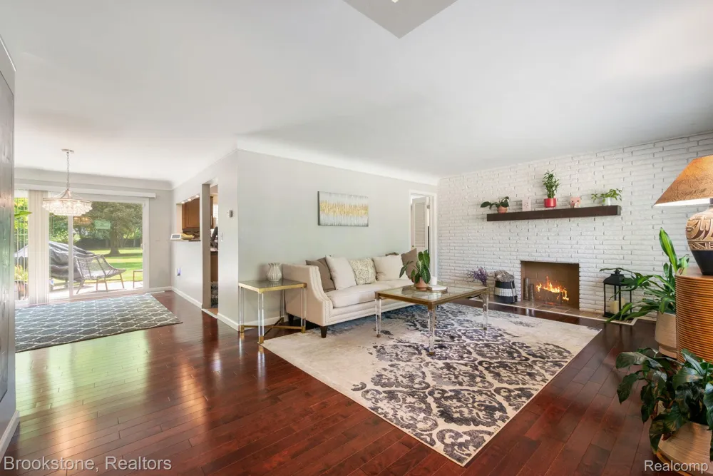 26095 Rangemore Street Southfield City, MI 48033