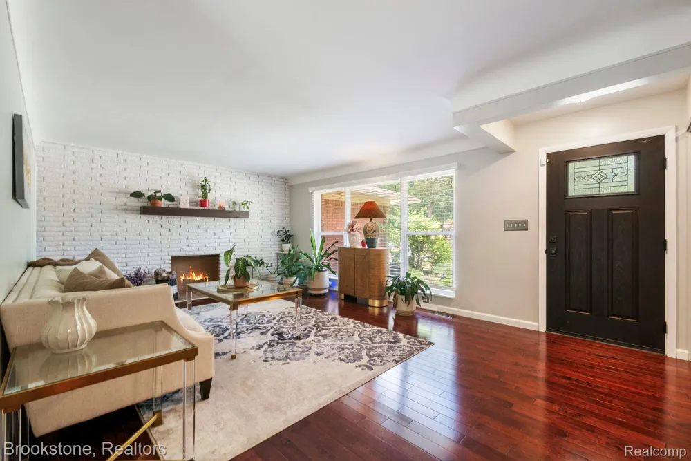 26095 Rangemore Street Southfield City, MI 48033